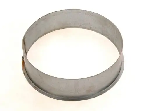 Metallring mit offenem Design, möglicherweise für Abgas- oder Rohrverbindungen, mit sichtbaren Kanten und einer glatten Oberfläche, als Zubehör von Bosch genutzt.
